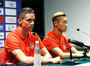 Entrenamiento partido Shanghai SIPG - Atlético de Madrid. Fernando Torres y Xu Xin fueron los encargados de responder a los medios de comunicación